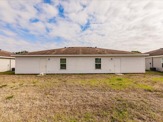 Building Photo - Your Season to Settle In – 3BR/2BA Duplex ...