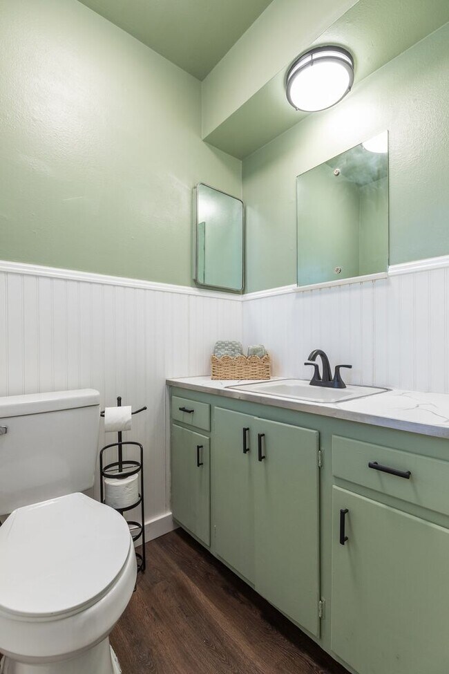 Building Photo - 633 S La Salle Dr
