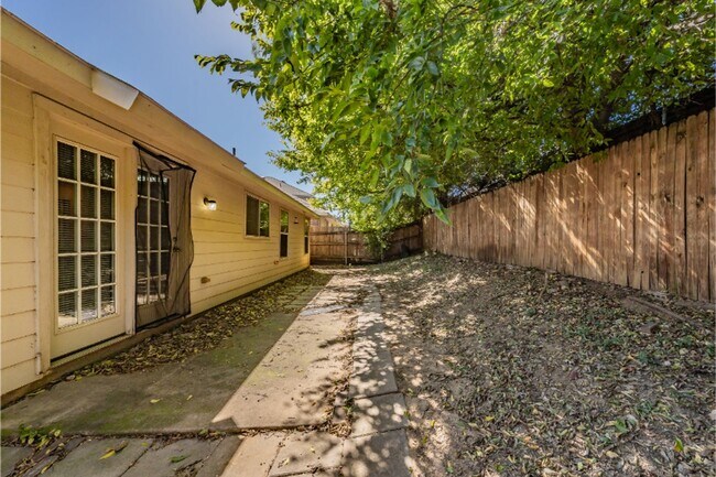 Building Photo - 10325 Bear Hollow Dr