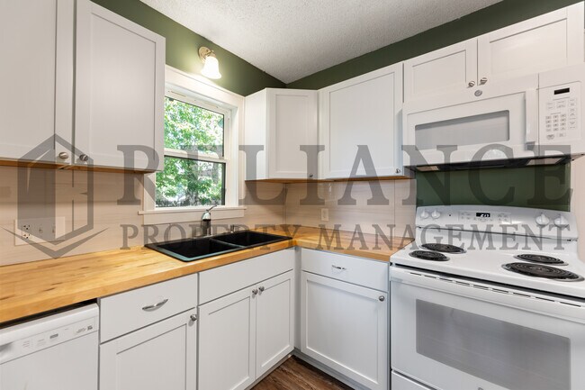 Building Photo - 221 N Walnut St