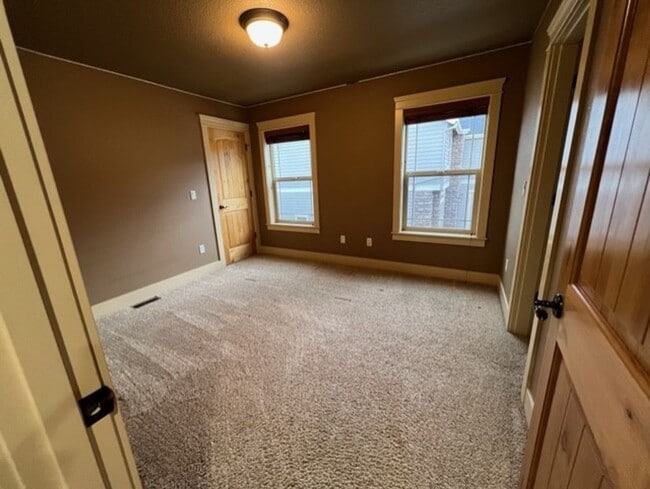 Building Photo - Craftsman home with many upgrades & RV Parking