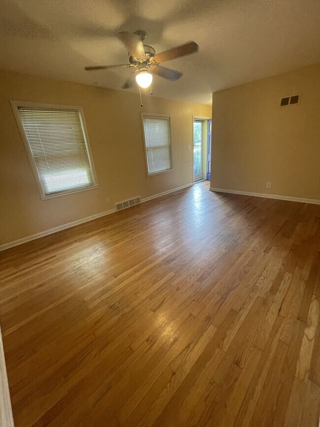 Building Photo - Three Bedroom House for 2026/27!