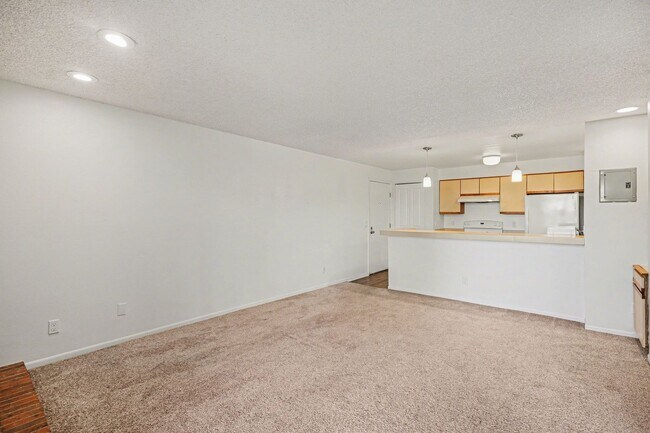 Building Photo - Ground Level Condo! 1 Bed 1 Bath In Littleton!
