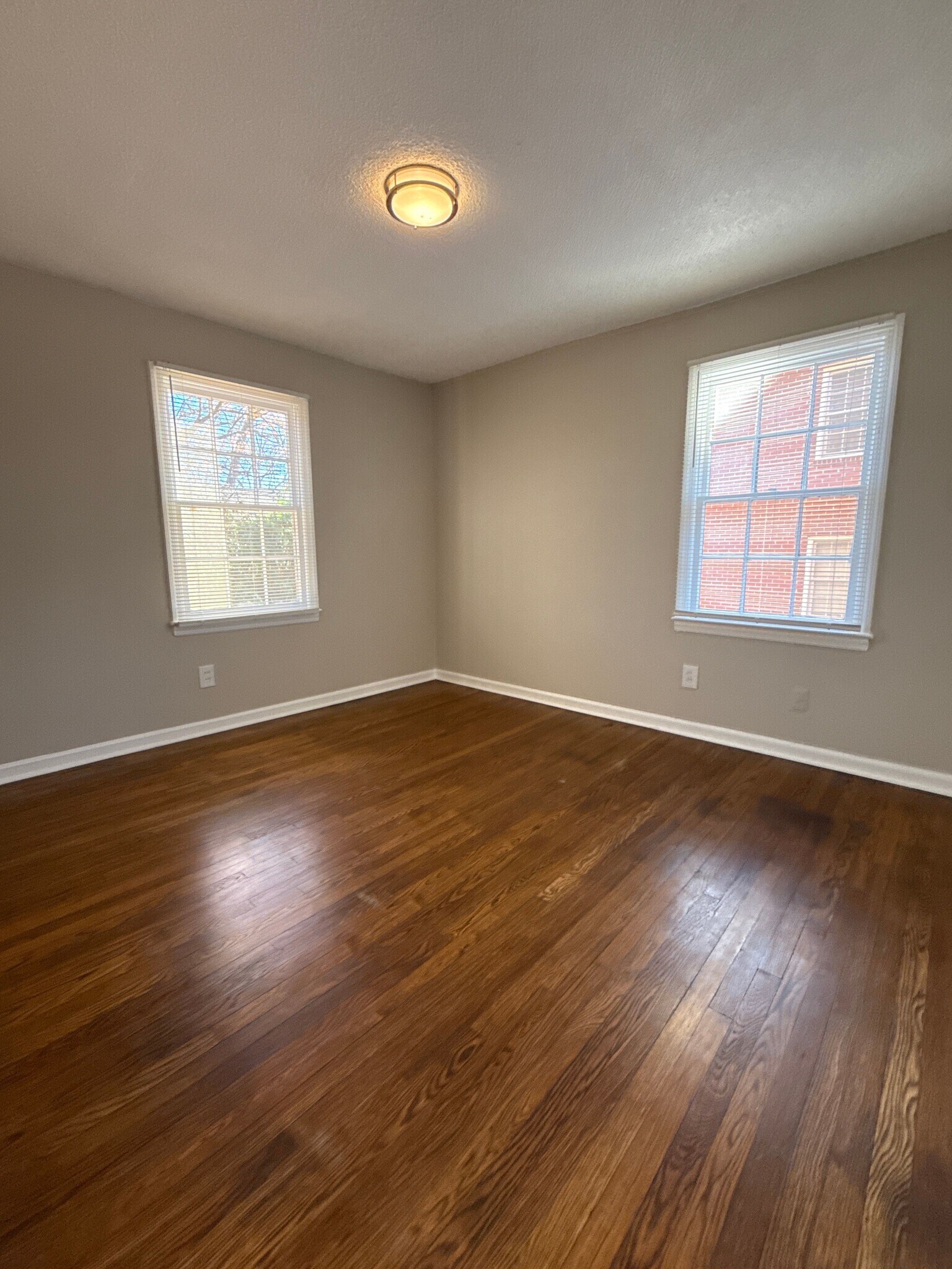 Building Photo - 135 E Hill St