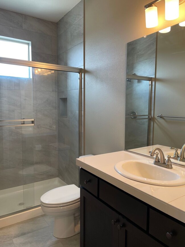 Building Photo - LUXURY 4 Bed Camas Townhome! Gated Communi...