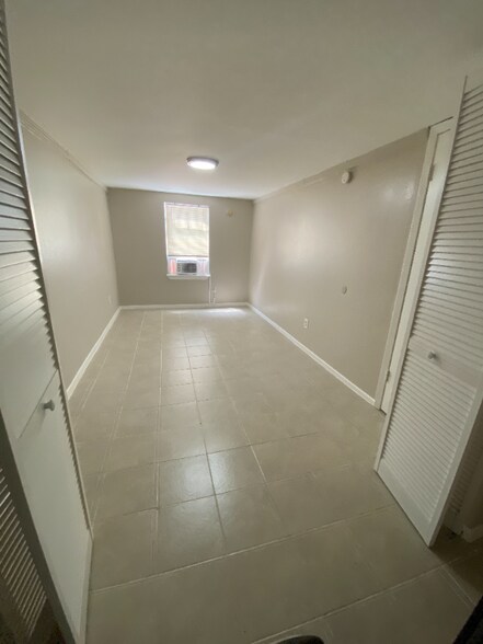 Building Photo - 904 Tulane St