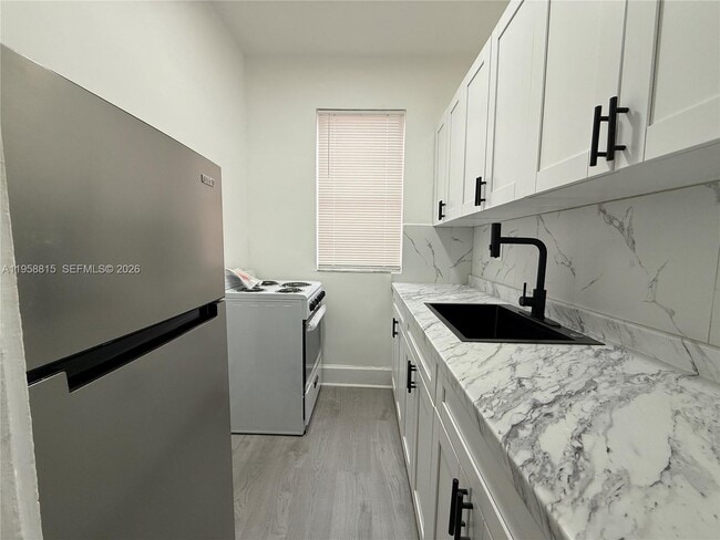 Building Photo - 1560 SW 5th St