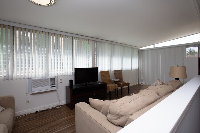 Large windows in the living room - 2500 Kalakaua Ave