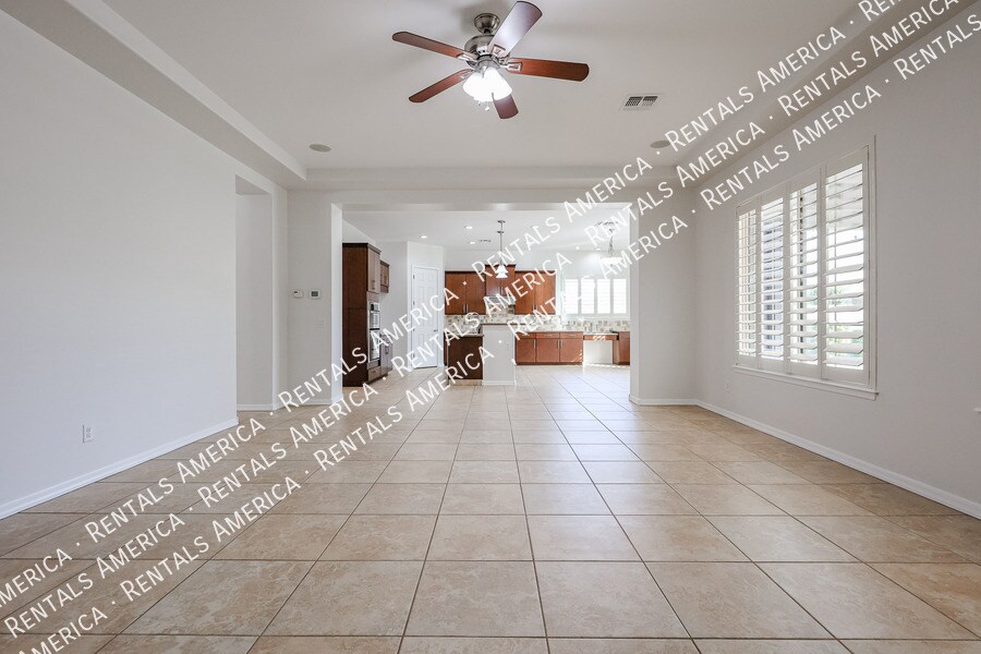 Building Photo - 1935 W Sparrow Dr