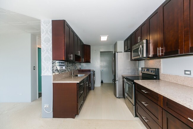 Building Photo - Contessa Condo 304 / 2b2b1pkg Ready to Mov...