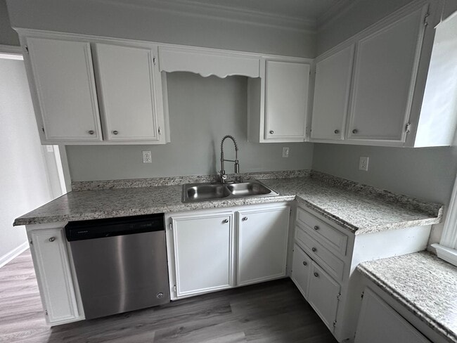 Building Photo - Charming Studio Apartment Close to the Mas...