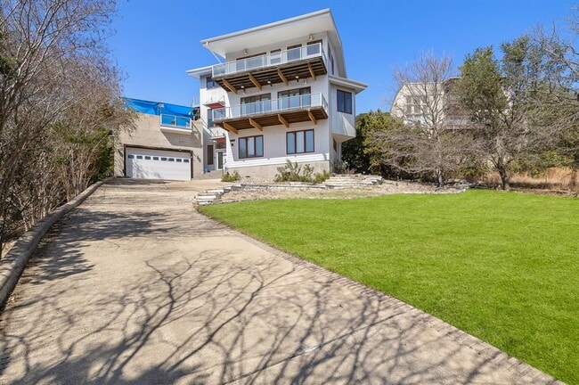 Building Photo - 14020 Lakeview Dr