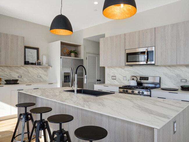 Building Photo - 6336 W Belmont Ave