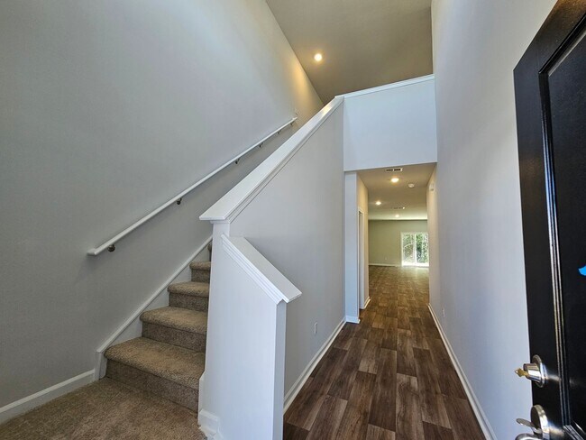 Building Photo - 5 Bedroom/ 2.5 Bath in Waterfall Village