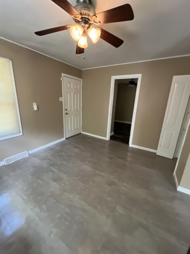 Building Photo - 205 Elbring Dr