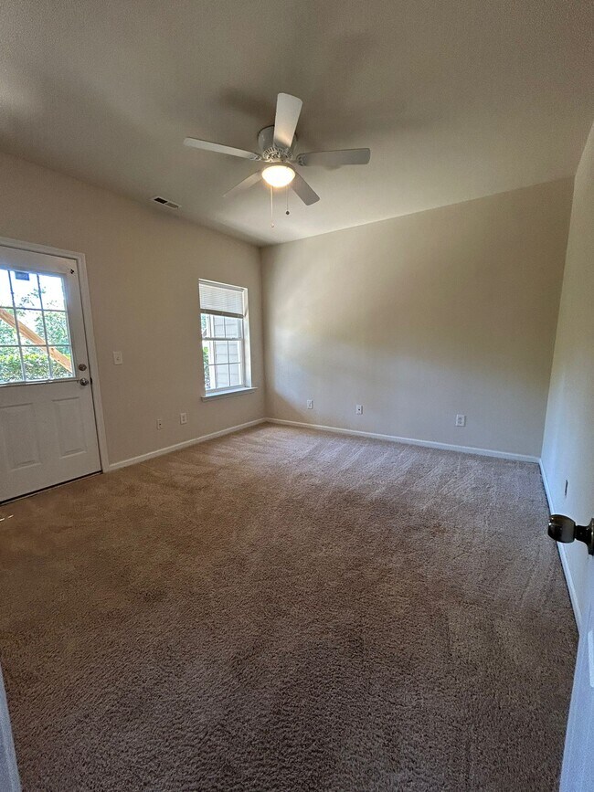 Building Photo - 108 Gallent Hedge Trail