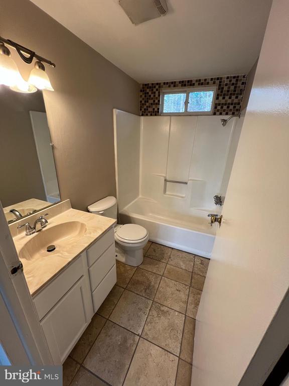 Building Photo - 703 Brynwood Bogs Dr