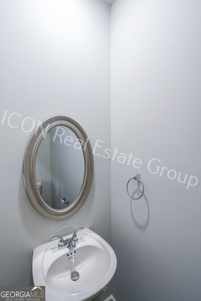 Building Photo - 124 Village Green Dr