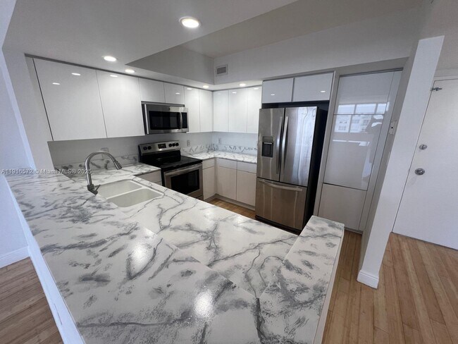 Building Photo - 5600 Collins Ave