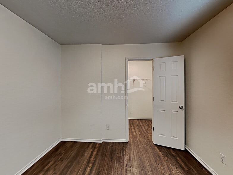 Building Photo - 9210 Laguna Falls