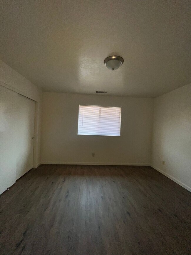 Building Photo - 4056