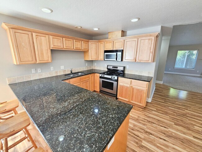 Building Photo - 917 N Cascade Dr