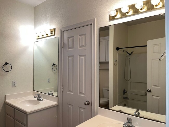 Building Photo - Duplex in Surrey Ridge!