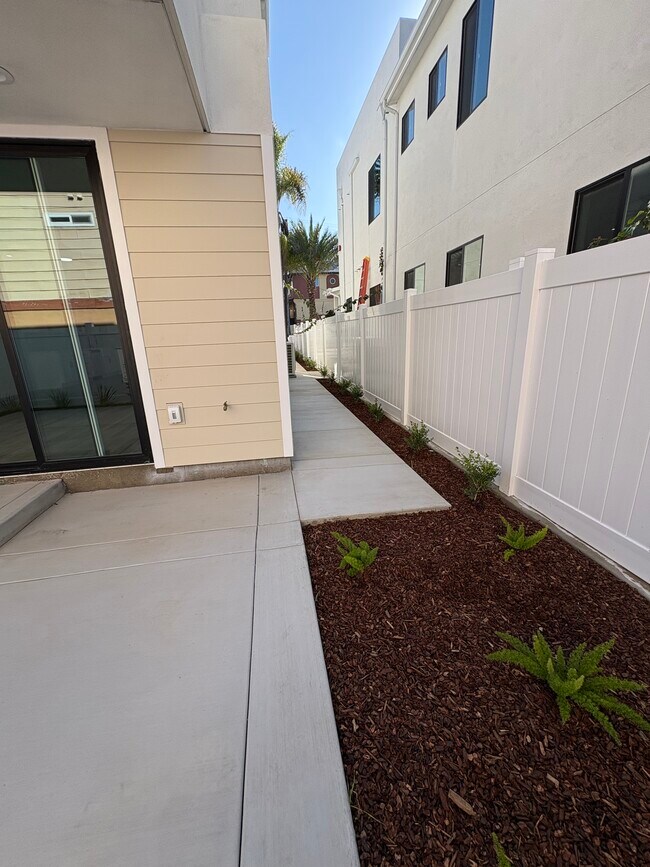 Building Photo - 258 Donax Ave