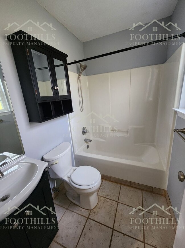 Building Photo - 438 Old Colony Rd