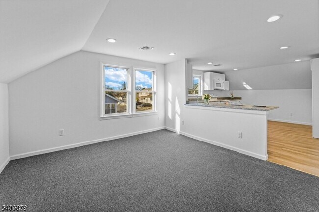 Building Photo - 43 Hillcrest Ave