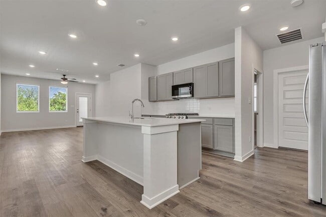 Building Photo - 228 Bendecido Loop