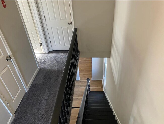 Building Photo - 327 S Main St