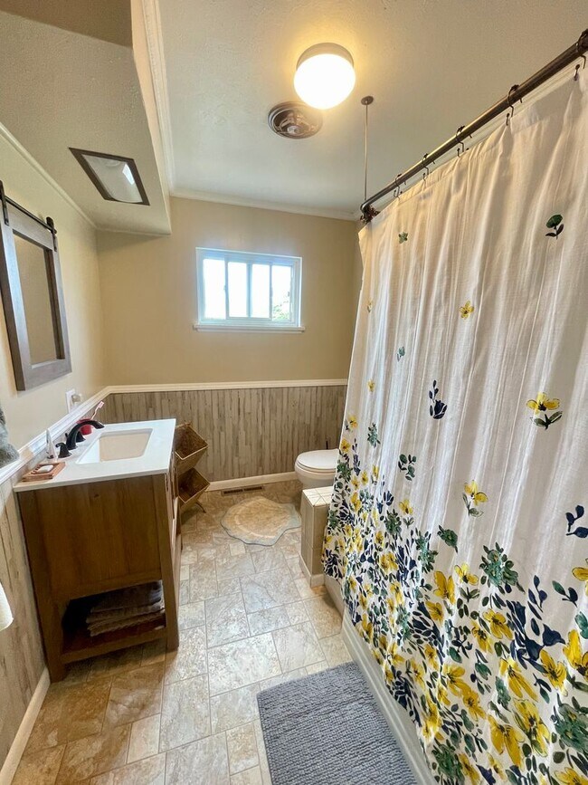 Building Photo - Furnished 3 bedroom/2bath close to Garden of the Gods