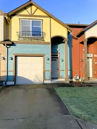 Building Photo - Beautiful 3 Bedroom Townhome w/ Garage