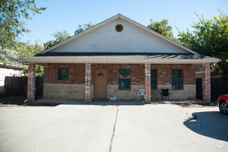 Building Photo - Spacious 4/4.5 House with Fenced Backyard!