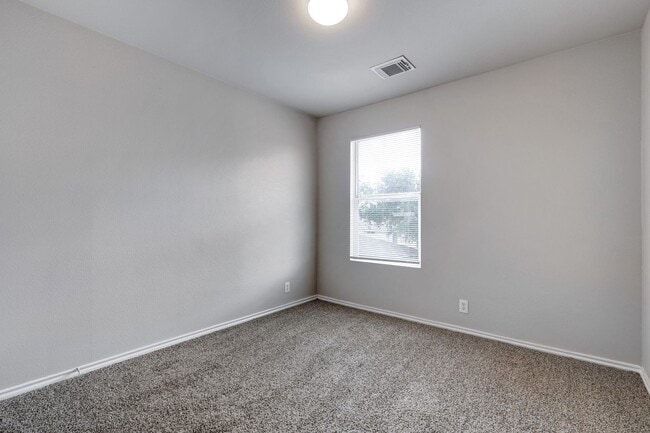 Building Photo - Recently updated 3 bedroom townhome