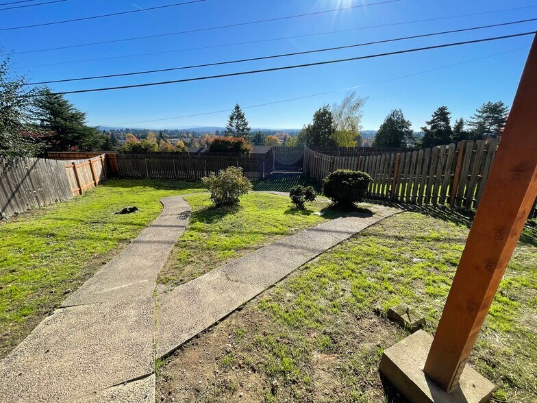Nice and well maintained yard - 15166 SW 119th Ave
