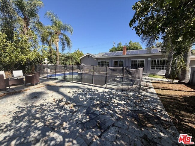 Building Photo - 10609 Reseda Blvd