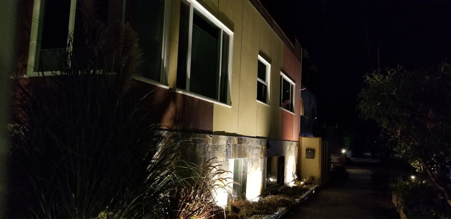 Building Photo - 2428 Alki Ave SW