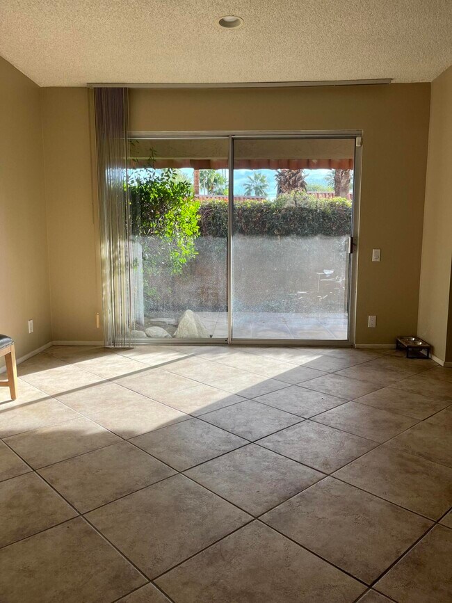 Building Photo - 555 W Baristo Rd