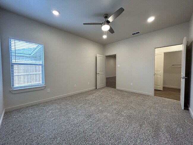 Building Photo - Gorgeous Duplex in Frenship East!