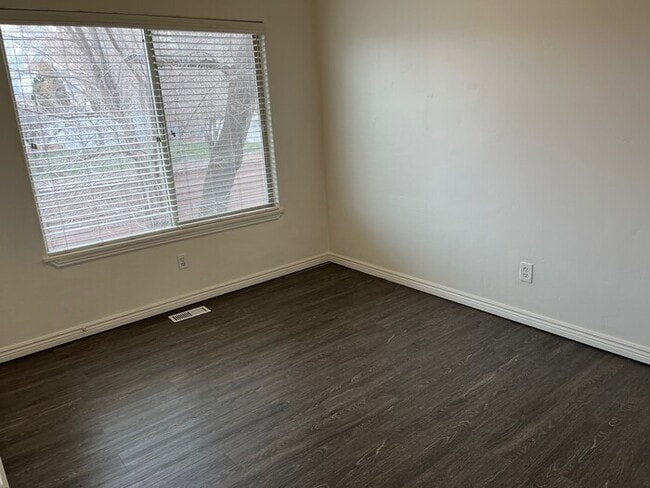 Building Photo - Fantastic Murray 3 Bedroom Townhome!