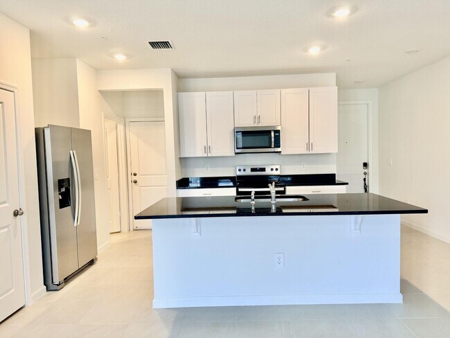 Building Photo - 586 Salisbury Cir