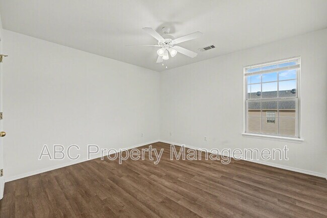 Building Photo - 3006 SW Deerfield Blvd