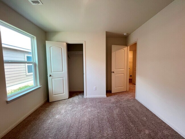 Building Photo - 313 Cres Park Dr