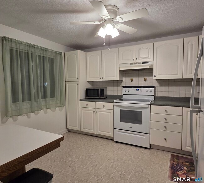 Building Photo - 7 Padanaram Rd