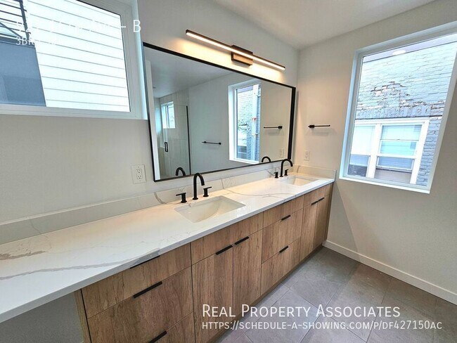 Building Photo - 922 16th Ave