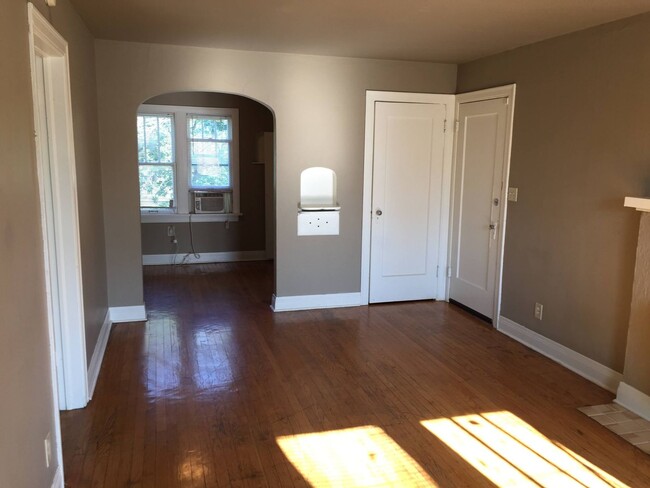 Building Photo - 1 bed 1 bath - Near Plaza District!