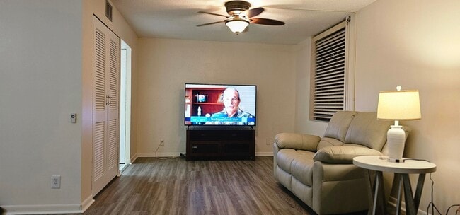 Building Photo - Riverfront Community Resort Style 2/2 Condo