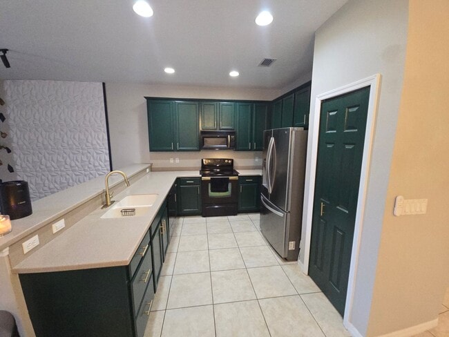 Building Photo - Modern 3 Bedroom 2.5 Bath in Gibsonton